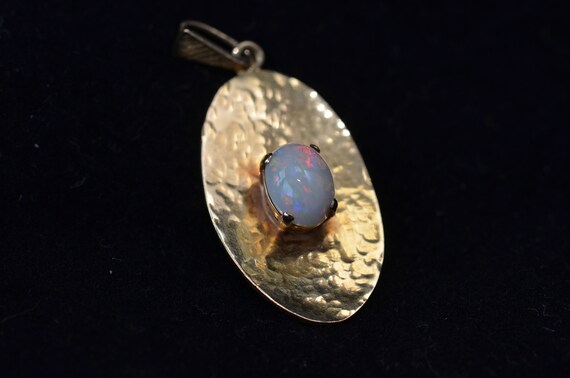 Vintage Australian Opal 18K gold Pendant. 1960s
