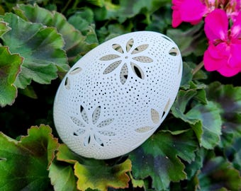 Escultura floral de cáscara de huevo de ganso tallada a mano – Arte de concha de filigrana