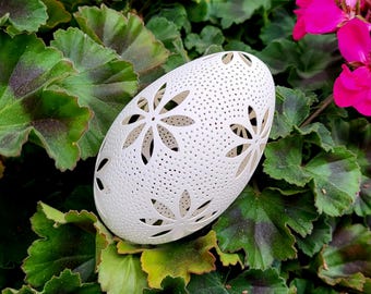 Escultura de cáscara de huevo de ganso tallada a mano – Arte floral de filigrana