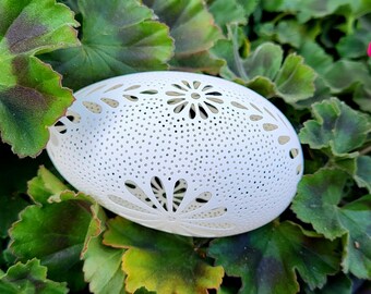 Escultura floral de cáscara de huevo de ganso tallada a mano: arte de filigrana único