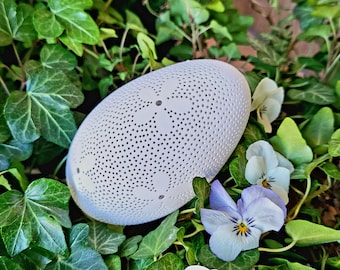 Escultura de huevo de ganso tallada a mano: arte de filigrana con encaje punteado