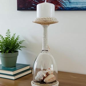 Candelabro de copa de vino - Candelabro de copa de vino con conchas y arena - Decoración de playa - Velas para bodas en la playa - Decoración náutica - Regalo - Velas