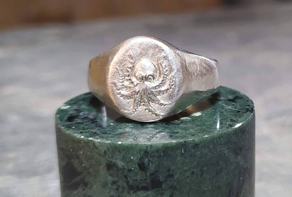 Ancient ring/Signet ring/greek and Roman ring/last wax tecnique/Hand made jewelry/Jewelry history/silver ring/octopus