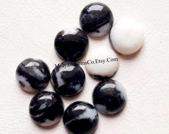 Könnte beinhalten: Sortiment aus zehn runden, schwarzen und weißen Achat-Cabochons. Die Cabochons haben ein marmoriertes Muster und sind etwa 2,5 cm im Durchmesser.