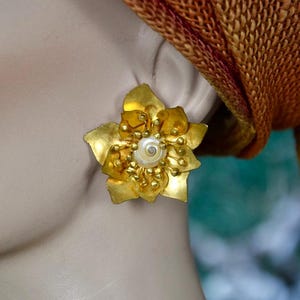 Grande Broche Vintage Van Der Straeten - Finition Martelée, Longueur 12,5 Cm, Dorée, Occasion Bon état