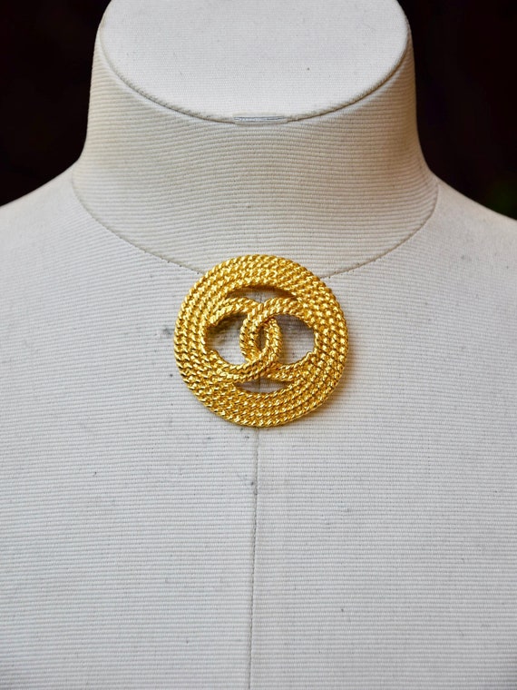 アクセサリー 80s CHANEL brooch pin badge staff pins CHANEL - Gold Metal Logo Jewelry/brooch - Vintage 80s - Etsy