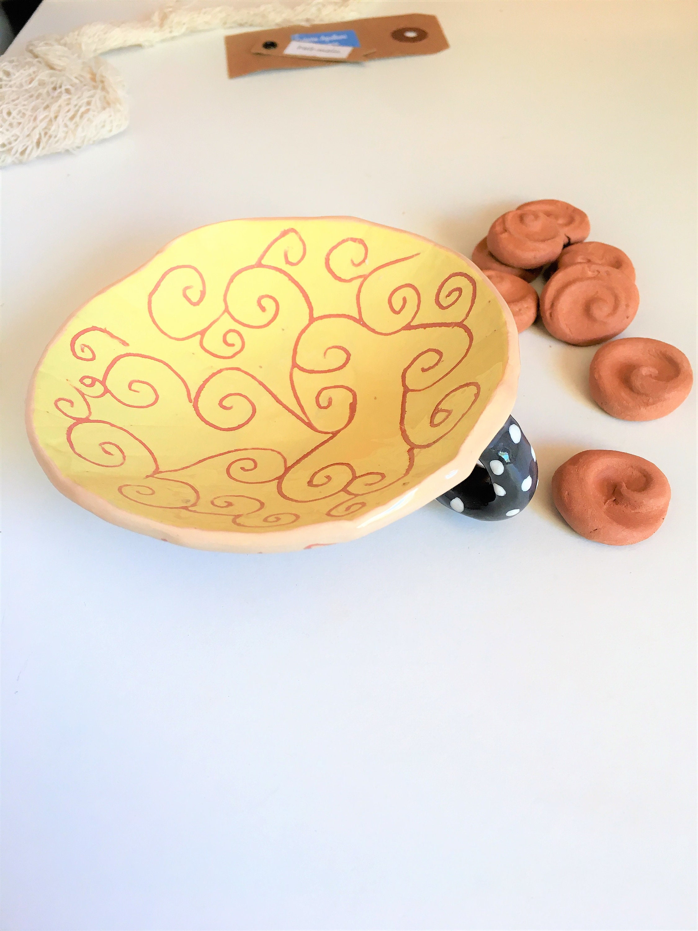 Coupelle sur Pieds avec Huit Galets en Terre Cuite Pour Diffuser de L'huile Essentielle Faite à La M