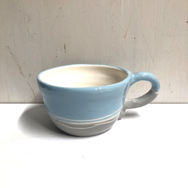 Une Grande tasse 300 ml bicolore en céramique artisanale