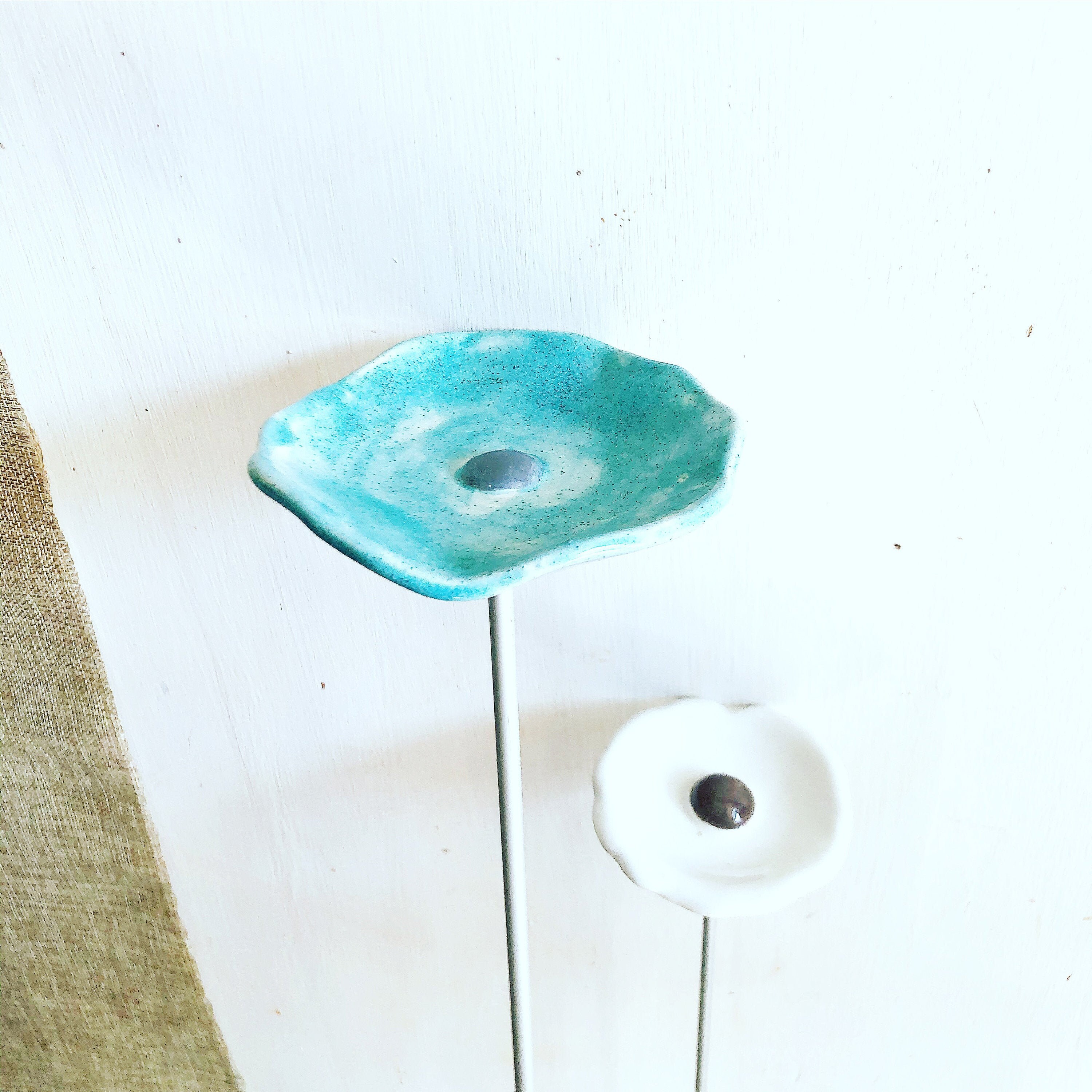 Deux Fleurs Bicolores en Céramique sur Tige Faites à La Main