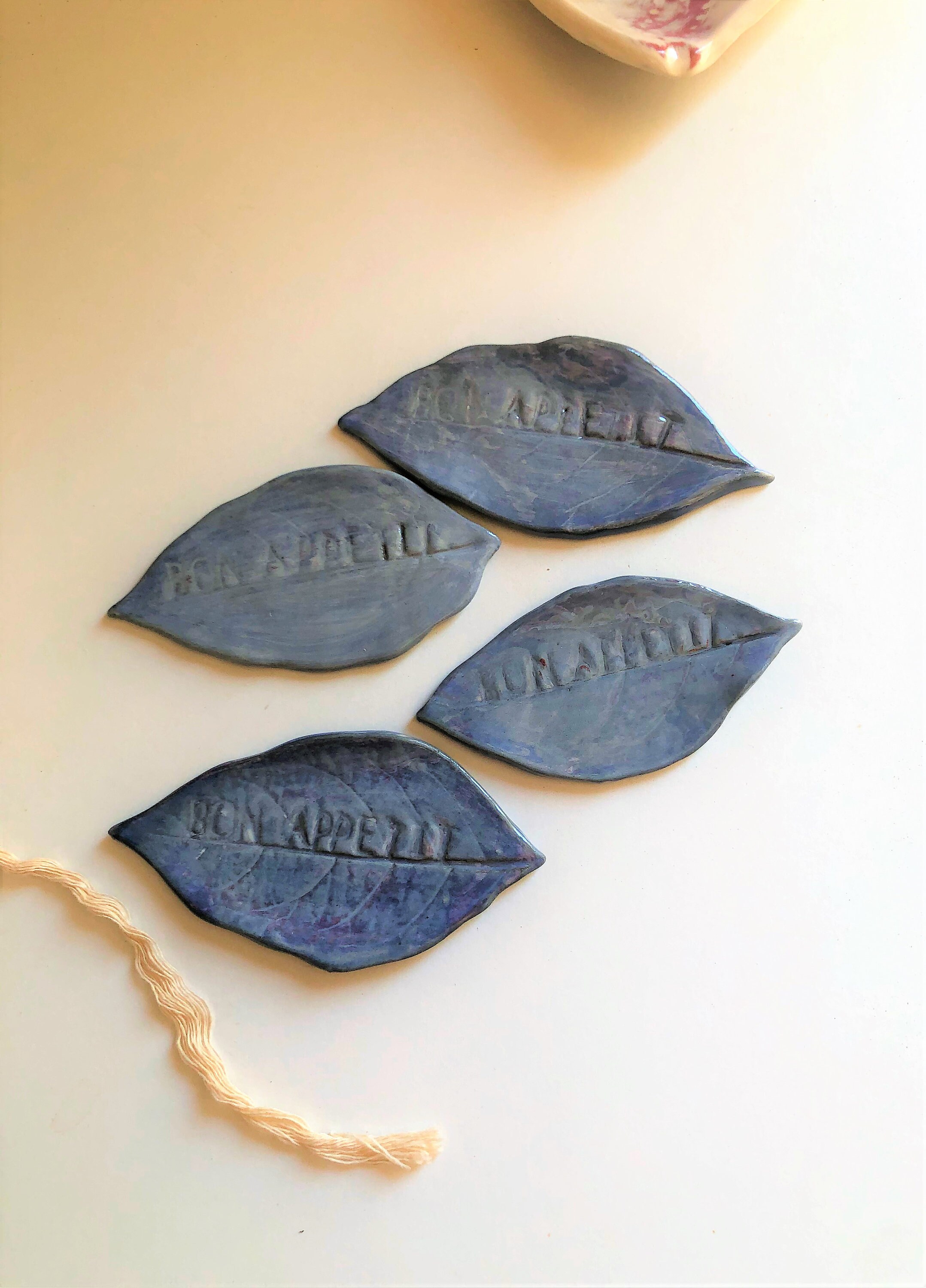 Les Quatre Repose-Couteaux en Céramique Faits à La Main