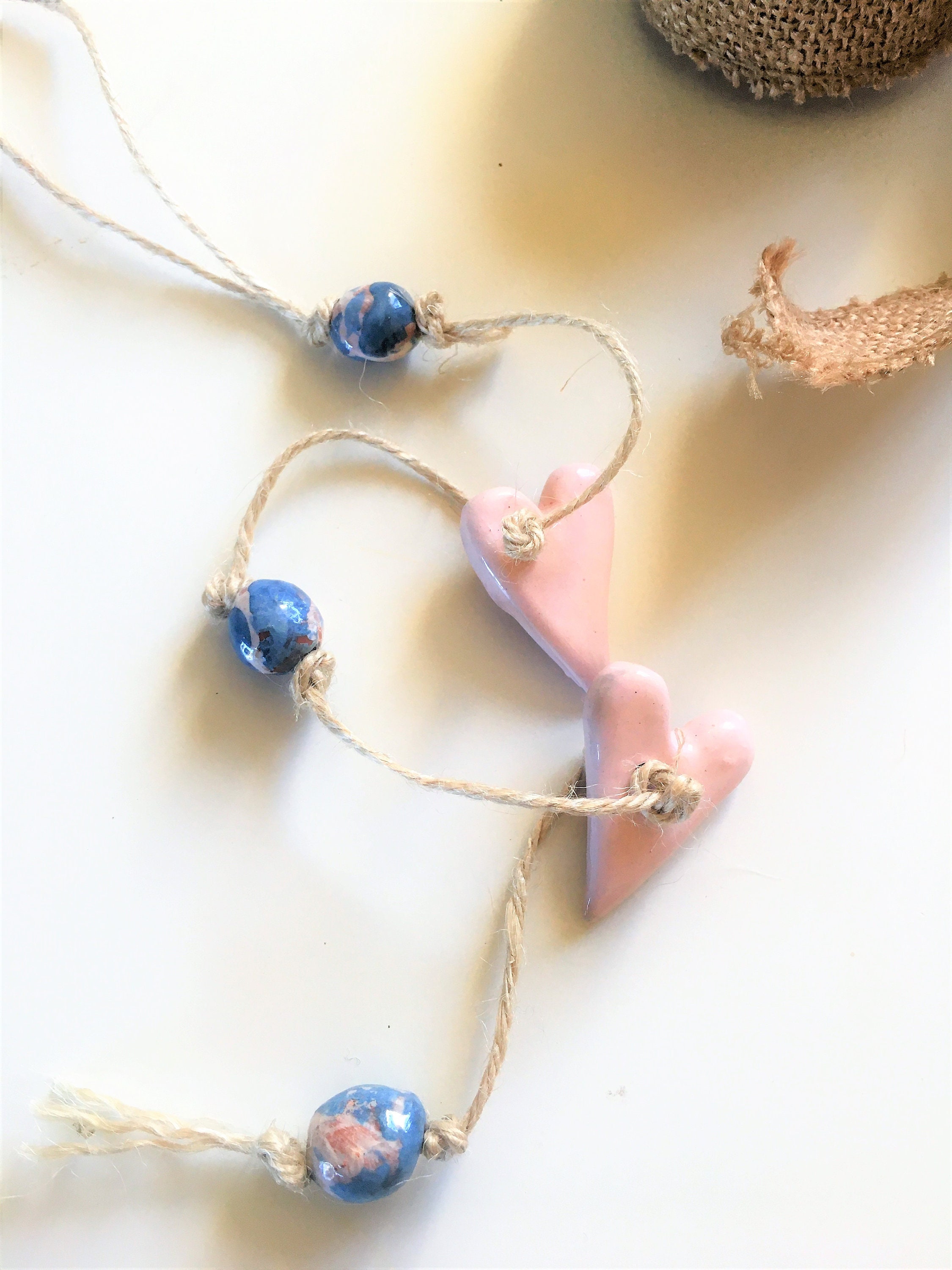 Guirlande de Coeurs et Perles en Céramique Faite-Main