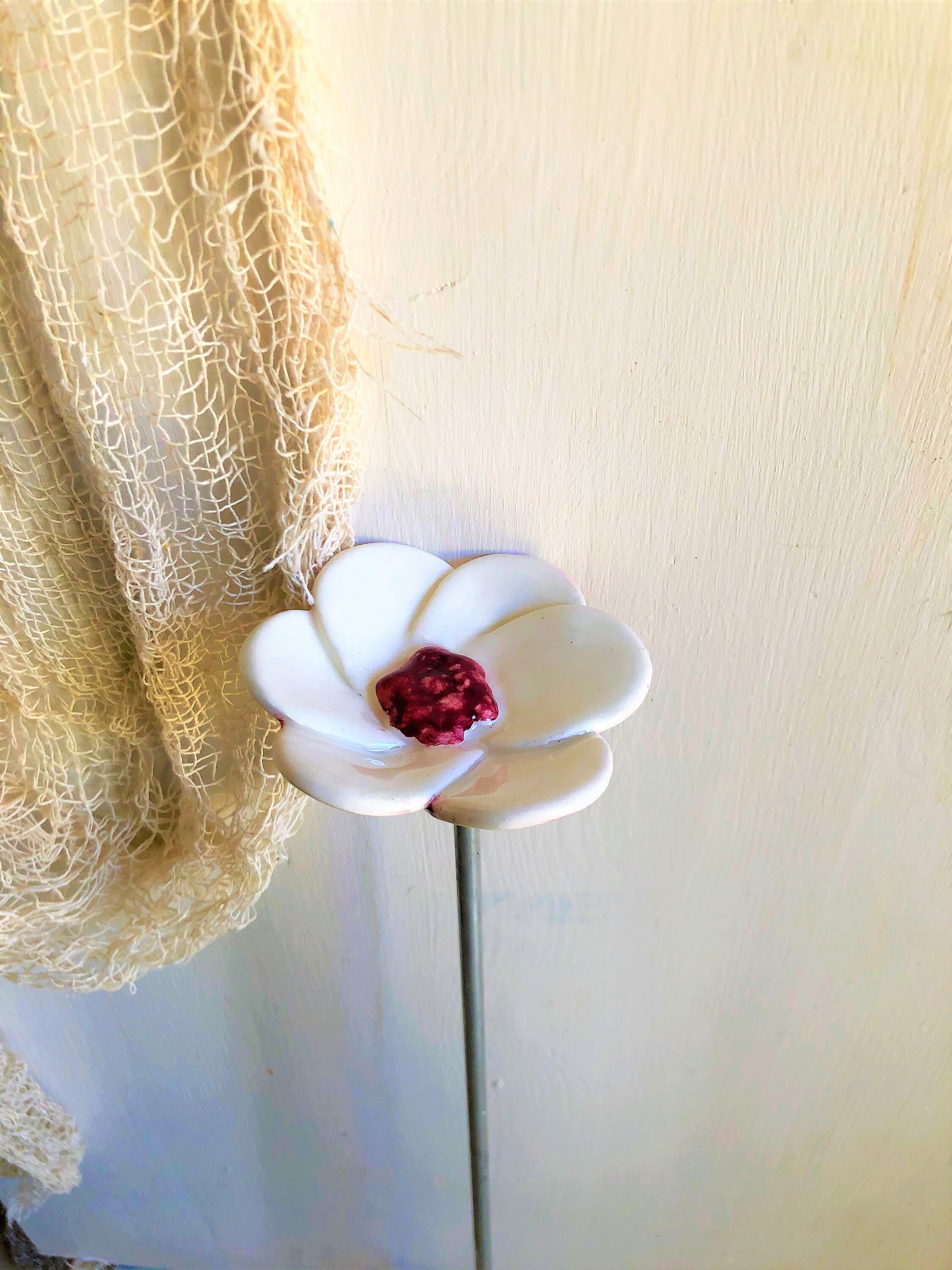 Fleur Blanche en Céramique sur Tige à Planter Tuteur de Jardinière Balcon Plante Cadeau Poétique Pot