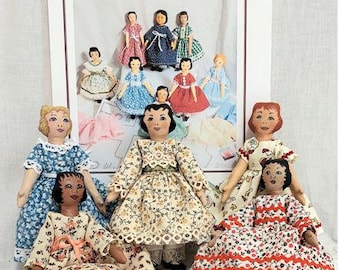 Puede incluir: Muñecas de tela hechas a mano, cada una vestida con un vestido estampado único, se muestran frente a una hoja de patrones titulada "Hitty's Clothes Patterns". Los vestidos presentan diseños florales y geométricos en varios colores.