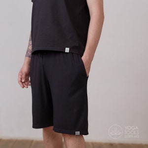 K&ouml;nnte beinhalten: Schwarze Baumwollshorts mit einem kleinen Logo am linken Bein. Die Shorts haben einen Kordelzugbund und zwei Taschen.