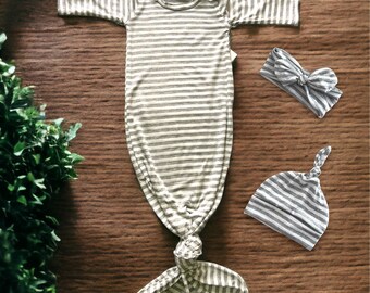 Könnte beinhalten: Ein graues und weiß gestreiftes, geknotetes Kleid mit passendem Stirnband und Mütze für ein Neugeborenes.