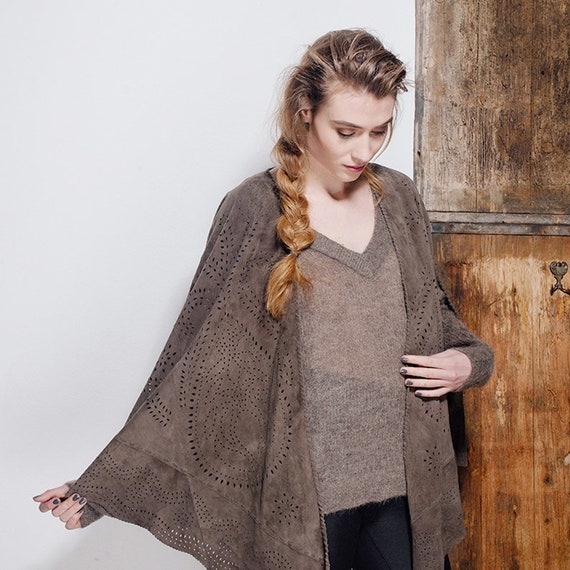 Kate - luxe bohemian brown khaki green suede cape Wrap, real leather cape, Boho suede wrap, boho suede cape, real suede shawl, cape en cuir