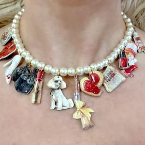 Murder She Wore, Murder Mystery Pearl Necklace – True Crime Halloween Statement Jewelry w/ Novelty Charms, Horror Gift, Creepy Cute Jewelry