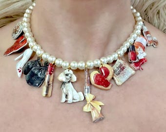 Murder She Wore, Murder Mystery Pearl Necklace – True Crime Halloween Statement Jewelry w/ Novelty Charms, Horror Gift, Creepy Cute Jewelry