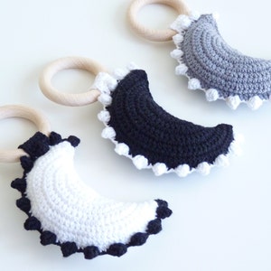 Boho Celestials Rattle / Monochrome Crocheted crescent rattle / demilune baby toy / wooden bite ring / Moon Rattle / Sensory Rattlebox