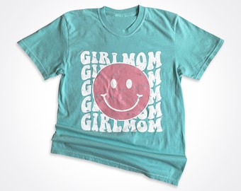 Camiseta teñida con cara feliz Girlmom® en menta tiza, regalo para mamás, camiseta para mamás de niñas, regalo para mamás, camiseta para mamás, camiseta para mamás, niñas