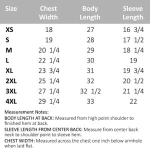 Puede incluir: Tabla de tallas para ropa con medidas en pulgadas para el ancho del pecho, la longitud del cuerpo y la longitud de la manga. Las tallas incluyen XS, S, M, L, XL, 2XL, 3XL y 4XL.