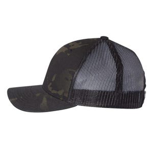 Puede incluir: Una gorra de camionero de camuflaje negro y verde con una parte trasera de malla negra.