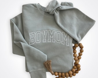 Sweat-shirt ras du cou brodé teint par pigmentation Boymom®, cadeau garçon pour maman, Boymom, maman de garçons, maman de fils, cadeau pour maman, Boy Mama, tous les garçons