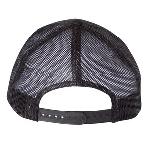 Puede incluir: Gorra de camionero negra de malla con una correa ajustable negra.