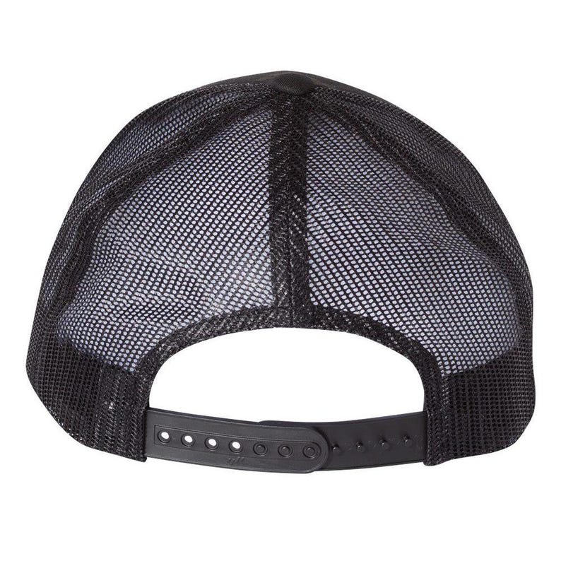 Puede incluir: Gorra de camionero negra de malla con una correa ajustable negra.