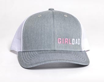 Gorra de camionero bordada Girldad®, gris jaspeado, blanco y rosa con logotipo desplazado, gorra bordada a presión, ideal para papás de niñas, regalo para papás de niñas, papá de niñas