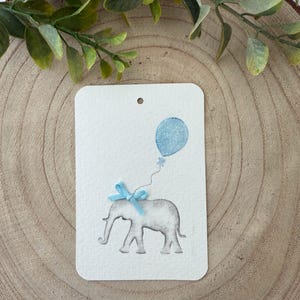 New Baby Geschenkanhänger Elefant hält blauen Ballon mit blauer Schleife
