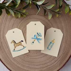 Cadeaulabel nieuw babyjongen, cadeaulabel babyjongen, klein cadeaulabel, uniek cadeaulabel, glittercadeaulabel, babyrammelaar, hobbelpaard, babyfles