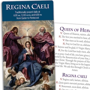 Può includere: Due biglietti di preghiera con opere d'arte religiosa. Un biglietto mostra un dipinto dell'Incoronazione della Vergine di Diego Velázquez. L'altro biglietto ha il testo "Queen of Heaven" e "Regina Caeli" con preghiere. I biglietti provengono da RandomBrilliantsUS.etsy.com.