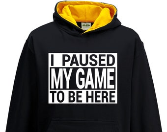 Gaming Hoodie “Ich habe mein Spiel angehalten, um hier zu sein” | Kinder Retro Gaming Kapuzen Sweatshirt für Reisen, College, Festival | Geschenk für Gamer Freunde