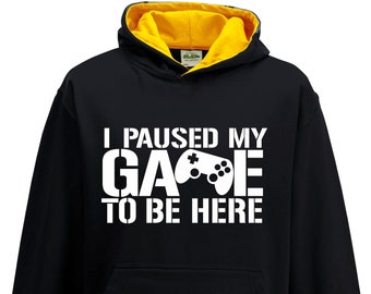 Gaming Hoodie "Ik heb mijn spel gepauzeerd om hier te zijn" | Retro Gaming Hooded Sweatshirt voor reizen, universiteit, festival | Cadeau voor gamersvrienden, papa