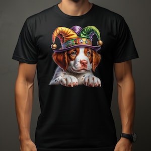 Bretagne hond pup in Jester Hat T-shirt, schattige puppy grafische Tee, kleurrijke Jester Cap, huisdier minnaar cadeau, Unisex Tee