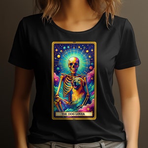 Camiseta The Dog Lover Tarot Card, caveira vibrante e design de cachorro, camiseta mística de astrologia cósmica, camiseta feminina