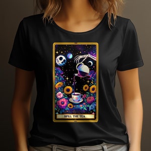 T-shirt con carte dei tarocchi del tè, scheletro che versa il tè, maglietta floreale astrologica, maglietta da donna con grafica unica