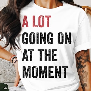 Muita coisa acontecendo no momento Citação engraçada Camiseta feminina Ladyfit Pop Music Era Estilo Camiseta gráfica Design retrô unissex casual top moderno