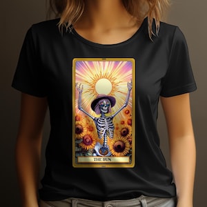 La camiseta de la carta del tarot del sol, camiseta gráfica de esqueleto con girasoles, camisa de tarot para mujer, top estilo boho vintage