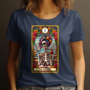 Camiseta colorida de maestro esqueleto, arte del Día de los Muertos, calavera floral vibrante, moda gótica única, regalo de agradecimiento al maestro