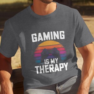 Gaming is mijn therapie T-shirt voor mannen, grappig gamershirt, uniek T-shirt, cadeau videogameliefhebber, vrijetijdskleding, cool gaming-designshirt afbeelding 7