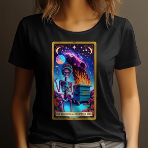T-shirt con scheletro di carte dei tarocchi vibrante, design mistico delle stelle della luna celeste, maglietta alla moda da donna gotica colorata