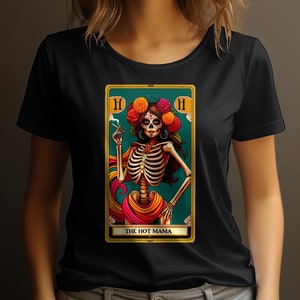 Camiseta do Dia dos Mortos, carta de tarô The Hot Mama, design floral de caveira, esqueleto vibrante, camiseta feminina