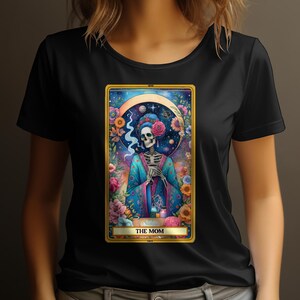 Kosmische Tarotkaart Skeleton Mom Womens T-shirt, Kleurrijk Bloemruimte Grafisch T-shirt, Uniek Moederdagcadeau