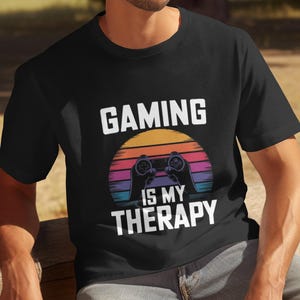 Gaming is mijn therapie T-shirt voor mannen, grappig gamershirt, uniek T-shirt, cadeau videogameliefhebber, vrijetijdskleding, cool gaming-designshirt afbeelding 1