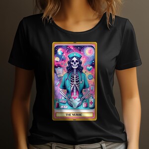 T-shirt da infermiera con carte dei tarocchi, scheletro medico professionista, maglietta da infermiera gotica colorata, camicia grafica da donna