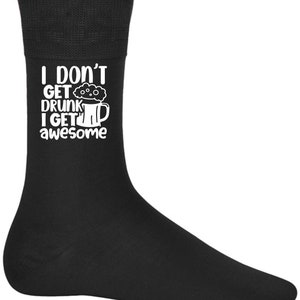 Cadeaux fête des pères Chaussettes fantaisie pour hommes Chaussures pour hommes Cadeaux d'anniversaire pour papa Je ne me saoule pas, je suis génial