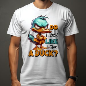 Op de afbeelding: Wit T-shirt met een cartoon eend die een geel shirt draagt en de tekst "Do I look like I give a duck?"