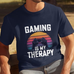 Gaming is mijn therapie T-shirt voor mannen, grappig gamershirt, uniek T-shirt, cadeau videogameliefhebber, vrijetijdskleding, cool gaming-designshirt afbeelding 4